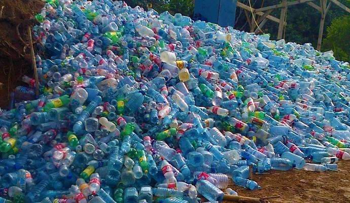 Rakenna Panamassa kylä käytetyistä pulloista