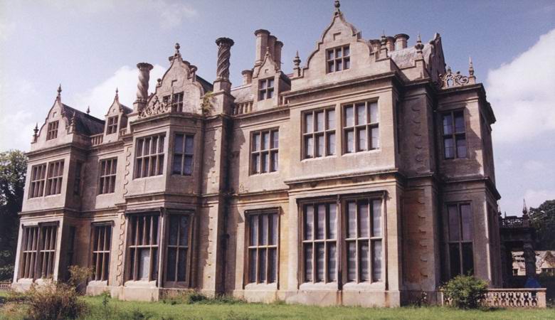 Vanhassa luostarissa vangittiin rakastajien suudella aaveita