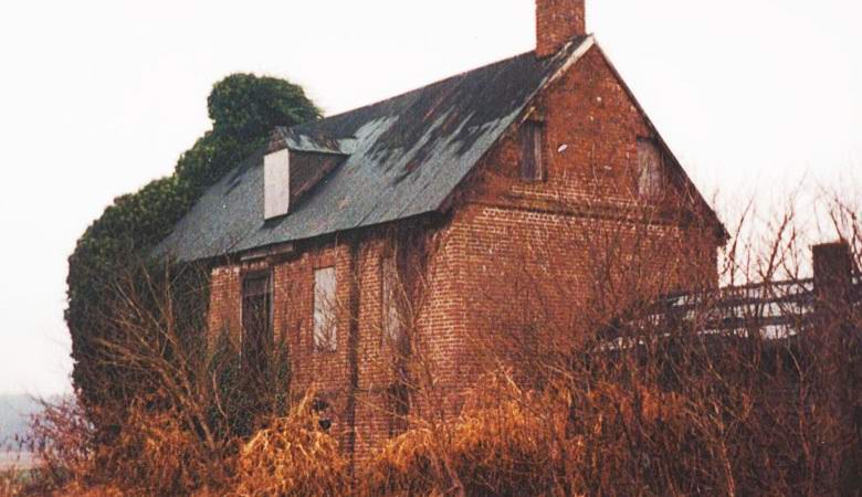 Ison-Britannian kotejen seinistä löytyy outoja löytöjä