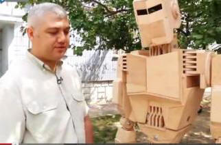 Zaporozhyessa mies teki robotin ja suunnittelee sitä