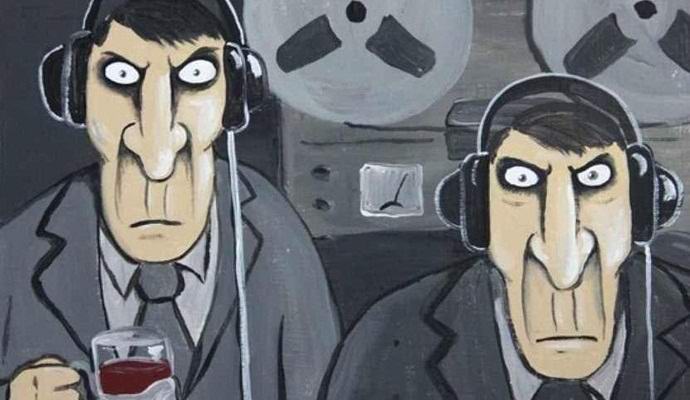 Voit salakuuntua tavallisten kuulokkeiden kautta.