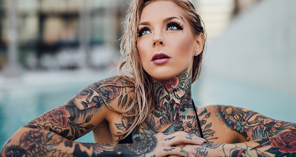 Haalistuneet tatuoinnit näyttävät pysyvän kirkkaina ihon ulkokerroksen alla.