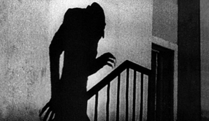 Video ja valokuvat aaveista Yhdysvaltain koulussa. Salaperäinen varjo hyökkäsi teini-ikäisiin