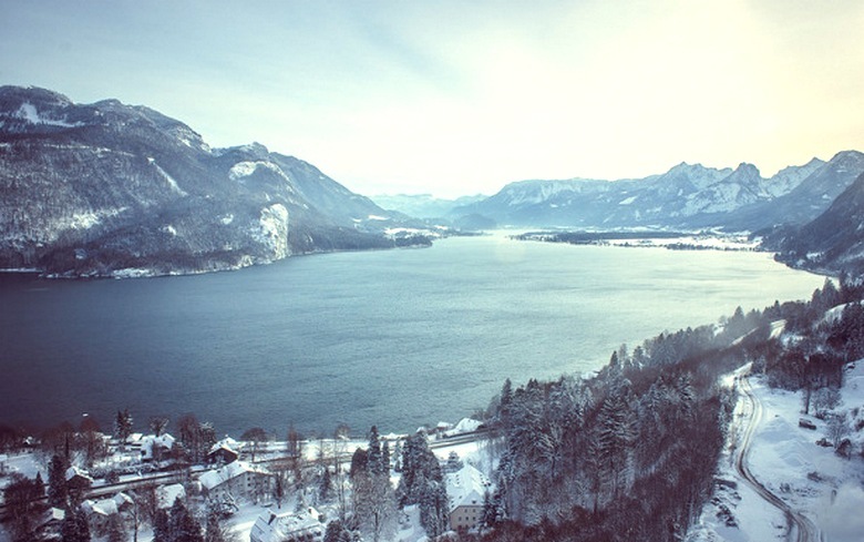 Kevyen moottorin lentokoneen pakotettu laskeutuminen järveen