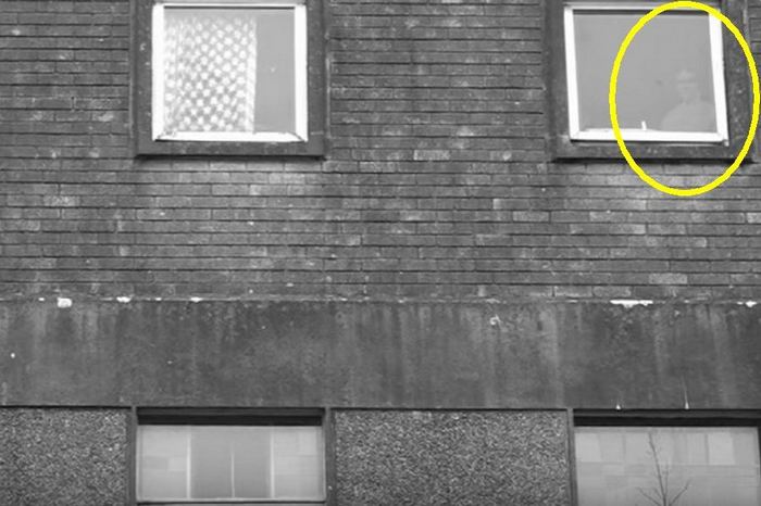 Vanhan luostarin purkamisen aikana ikkuna ilmestyi ikkunaan