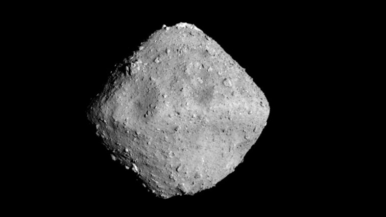 Japanilaiset robotit kuvaavat salaperäistä kohdetta asteroidilla Ryugu