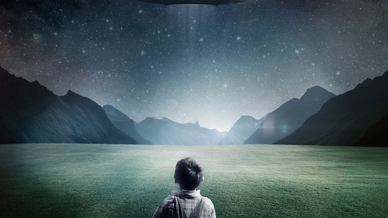 Japanilainen koulupoika houkuttelee UFOja