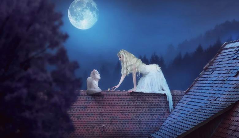 Salaperäinen hahmo, jolla on valaisevat silmät talon katolla