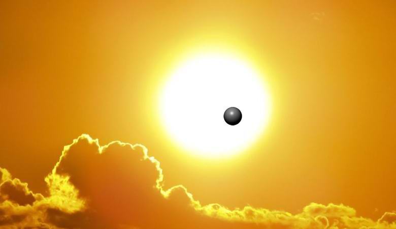 Salaperäinen tumma pallo lensi auringon taustalla