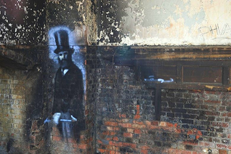 Salaperäinen mies, hattu ja tumma takki