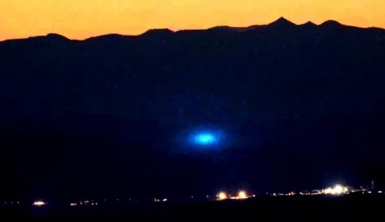 Salaperäinen sininen tuli nousi yläpuolelle