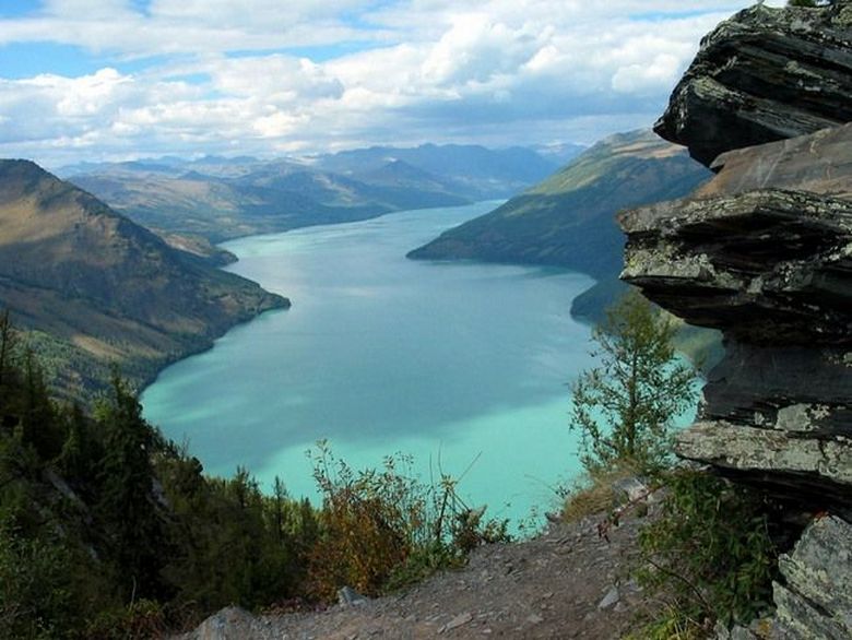 Salaperäinen olento, joka kelluu Kiinan järvessä, putosi kameran linssiin