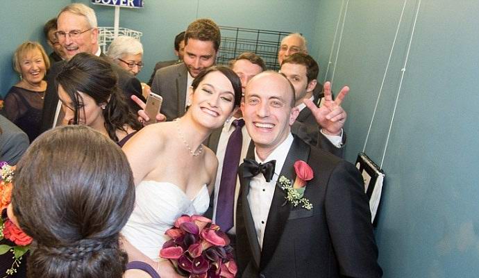 Hissiin jumissa olevat ystävät menivät naimisiin siellä.