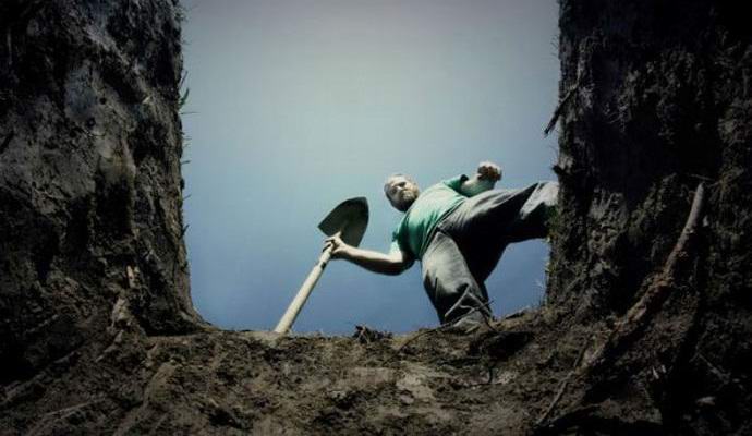 Haudattu kurkistettu amerikkalainen pelasti hänen kurkkunsa.