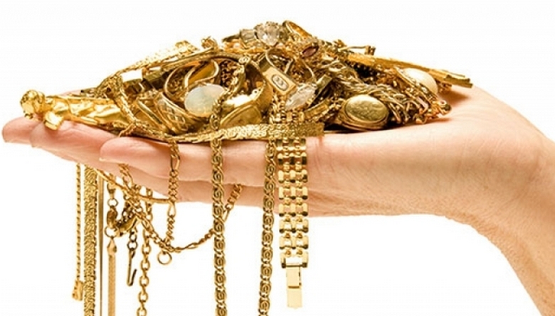 Nainen, joka houkuttelee kultaa