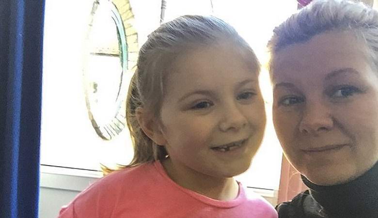 Nainen otti kuvan tyttärensä aaveesta puutarhassa