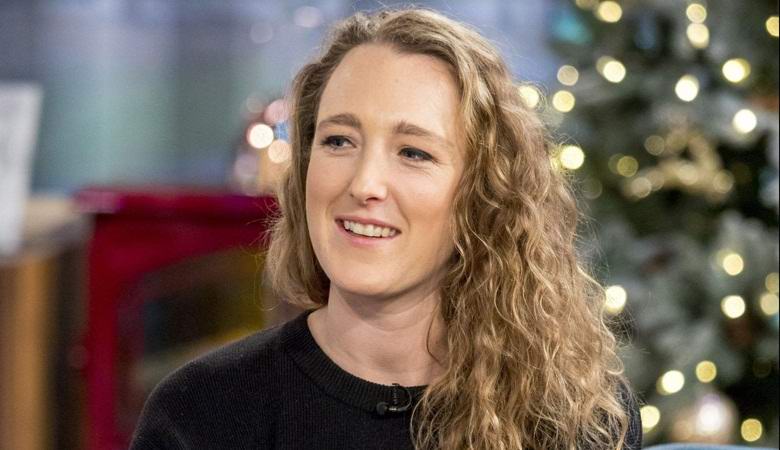 Nainen on intiimissä kummittelusuhteessa