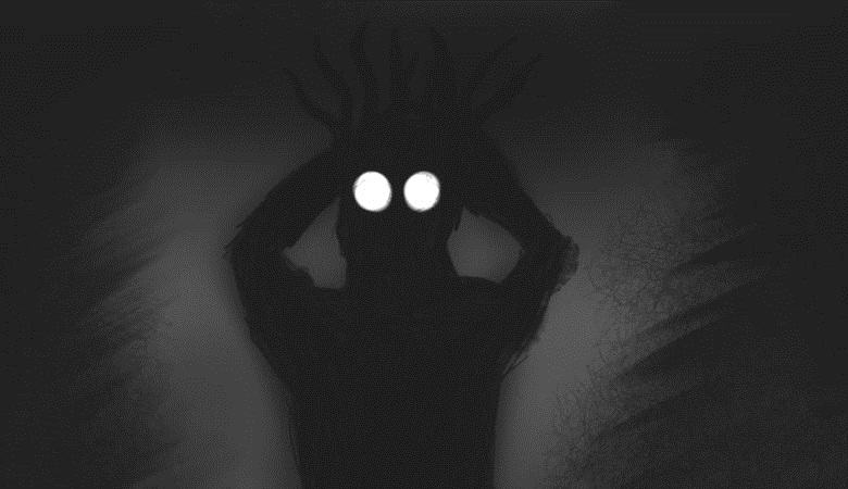 Nainen vangitsee kokonaisuuden valoisilla silmillä