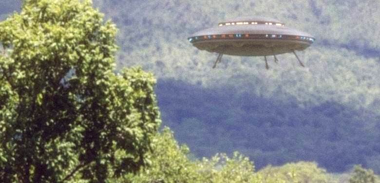 Indonesian asukkaat katselivat suurta levyä taivaalla