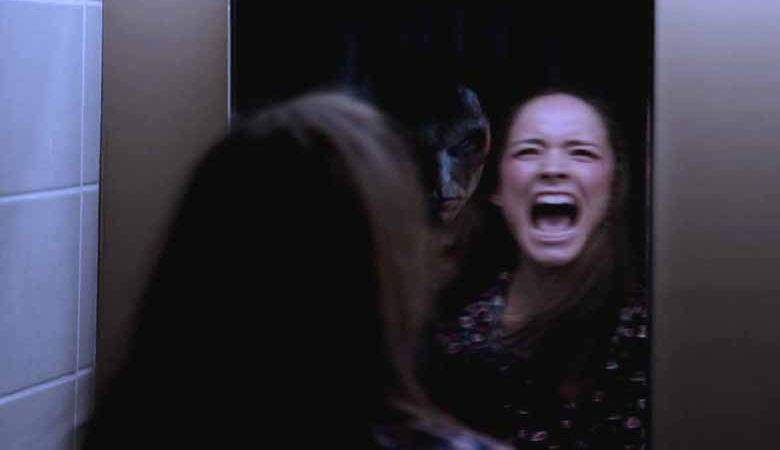 Hirveä heijastus peilistä osui videoon