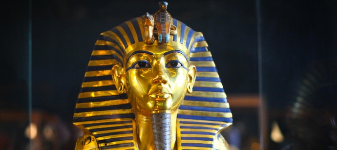 Tutankhamunin kultainen naamio suunniteltu Nefertiti